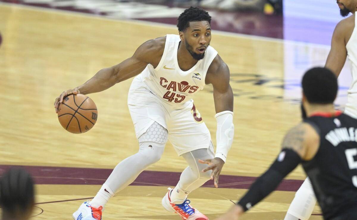 福建队完胜辽宁队，米切尔扛起全队