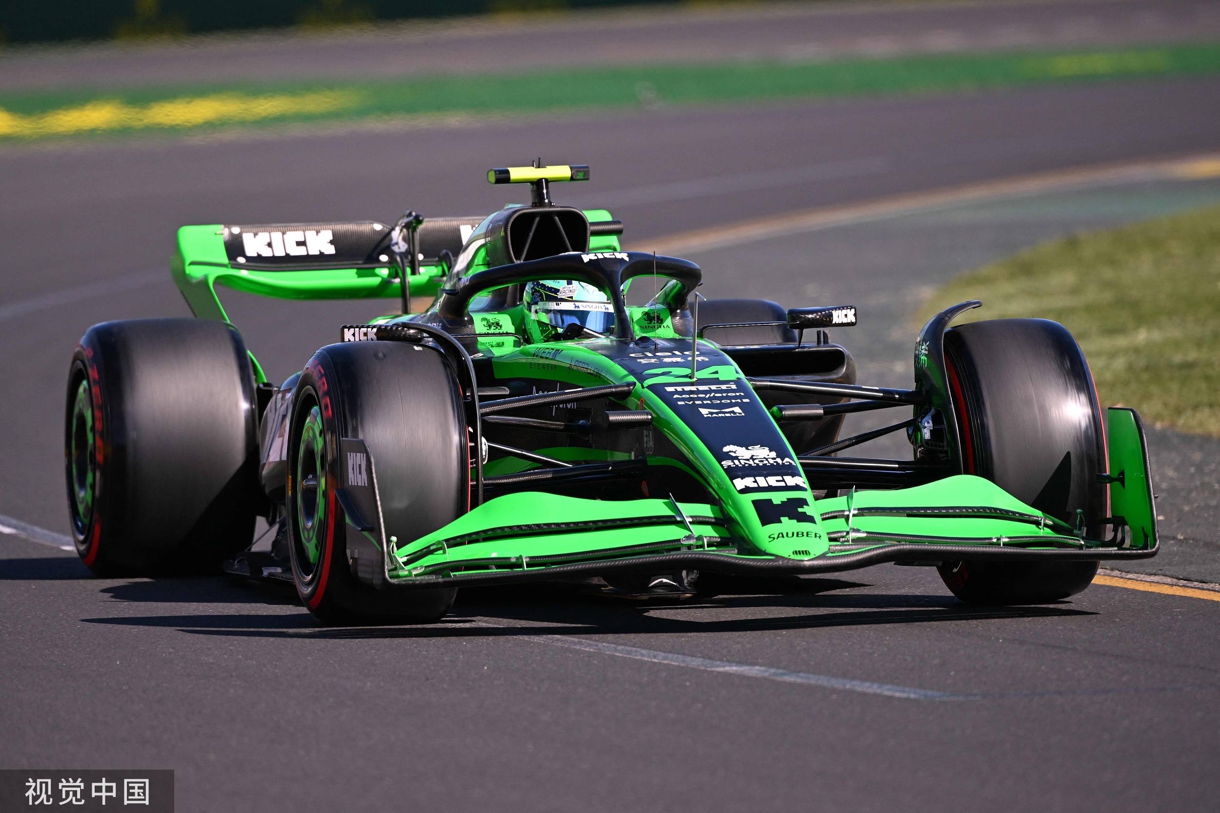 索伯车队绝杀梅赛德斯，周冠宇带队取胜